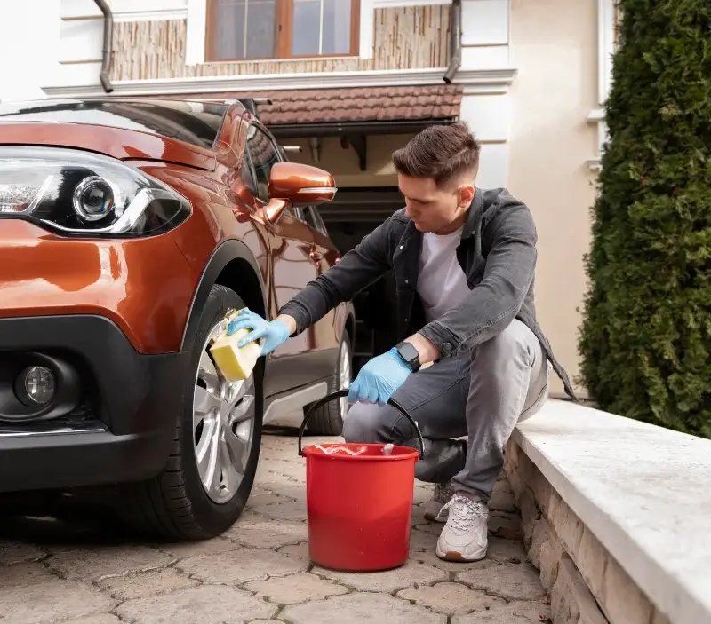 Lavage auto à domicile Mourmelon-le-Grand : professionnel intervenant sur un véhicule